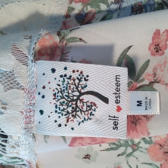 Pretty Floral Print Mock Neck Sleeveless Top with Lace. - Picture 10 of 13